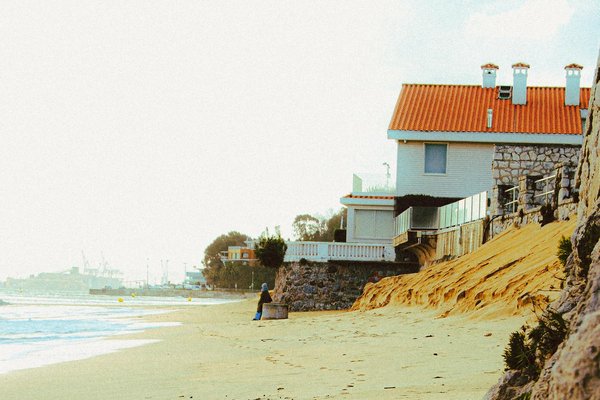 Comment planifier une visite des plages de sable noir à Santorin, Grèce?