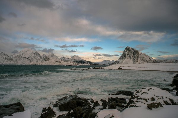 Comment organiser un séjour aux Maldives avec des cours de yoga et des excursions en bateau?